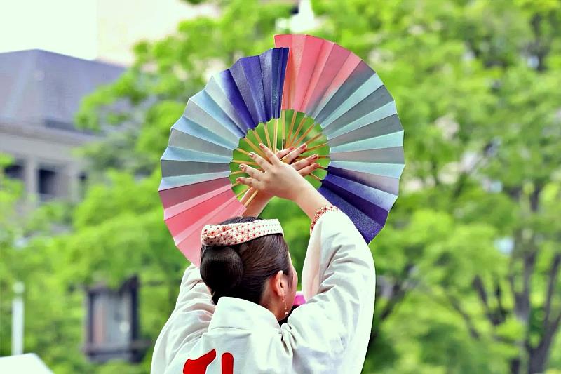 祭典最令人心馳神往的莫過於「仙台雀舞2026」。約130個祭典團隊將在兩日之內，將華麗的舞姿播撒在市區的每一個角落，如同一場場靈動的視覺盛宴，讓街道在輕盈的節奏中甦醒。