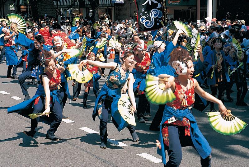 雀舞是1603年（慶長8年）石匠們慶祝仙台城落成時所跳的舞蹈。