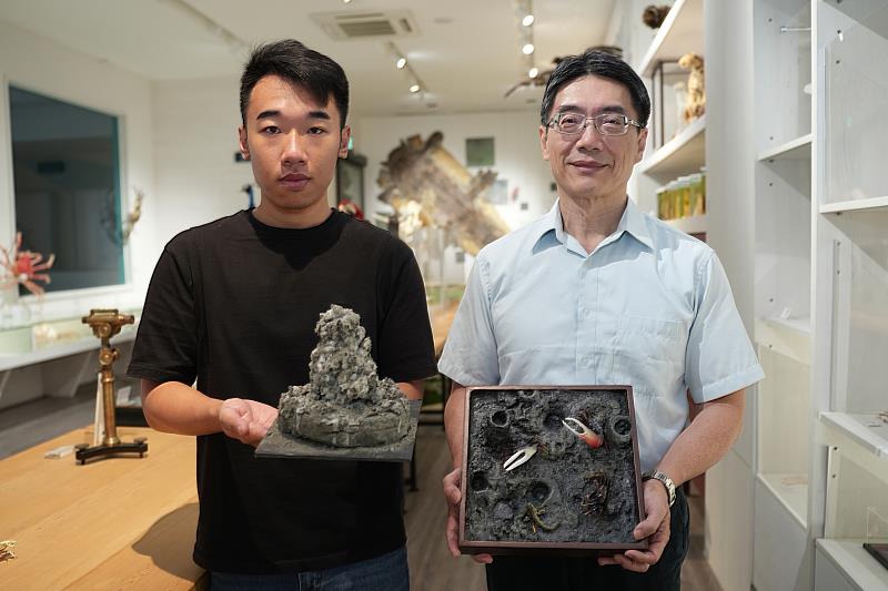 中興大學生命科學系博士生張凱（左）與施習德教授（右）發表完整的臺灣旱招潮行為目錄。