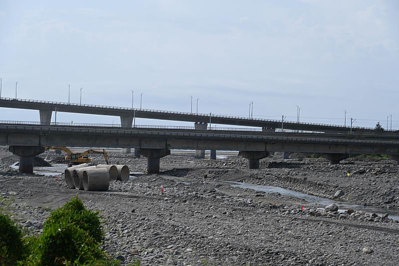 饒慶鈴視察金崙溪及太麻里溪疏濬、災修工程。