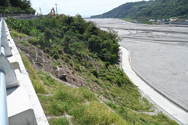 饒慶鈴視察金崙溪及太麻里溪疏濬、災修工程。