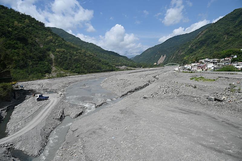 饒慶鈴視察金崙溪及太麻里溪疏濬、災修工程。