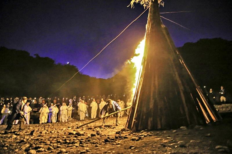 當夜色完全籠罩大地，祭典正式開始。白衣裝束的人們，一一點燃手中的松明（火把），從神社出發，緩緩走向那片充滿傳說的土地－殺生石。你會發現，那不只是一場遊行。火光在黑暗中搖曳，像是一條流動的光之河。