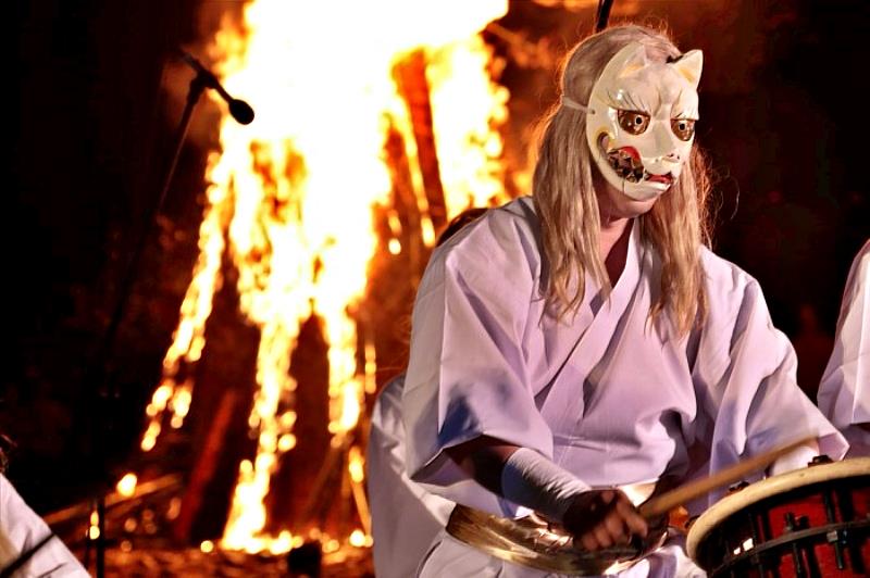 祭典當晚，「白面金毛九尾狐太鼓」登場，低沉而有力的鼓聲，在夜裡迴盪，像是在講述那段關於妖狐與人類的故事。