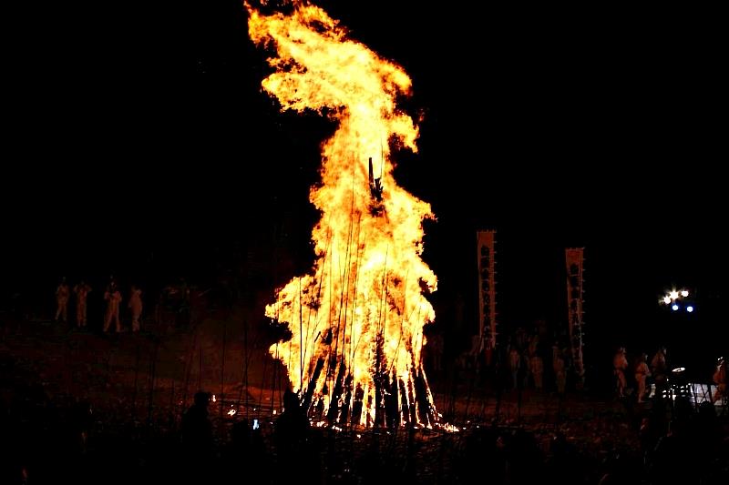 在火焰燃燒之際，一段古老的故事也隨之展開，現實與幻想的界線在此刻變得模糊。