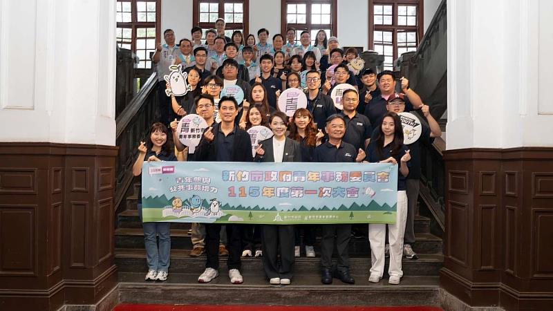 市長高虹安及與會長官、青年委員們合影。
