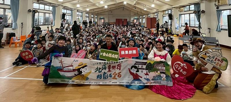 金山區區長劉昌松演後與金山國小師生、演員大合照。