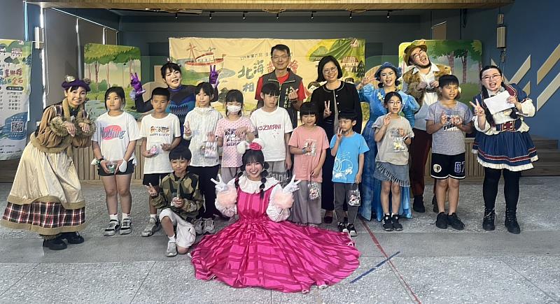 金山區區長劉昌松、金美國小校長演後與有獎問答獲獎同學合影。