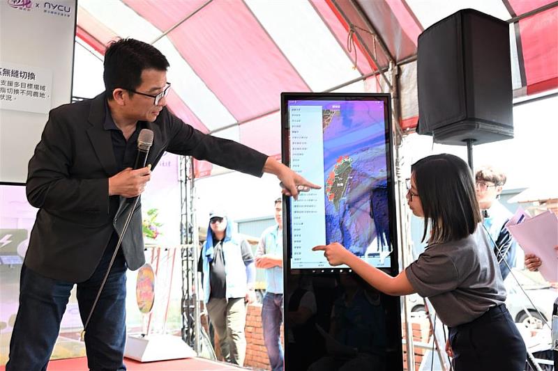 Professor Wen-Liang Chen (left) demonstrates how the Smart Cloud App enables real-time monitoring of field temperature and humidity, as shown on the display. (Photo credit: Changhua County Goverment)