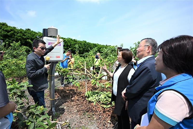 Representatives from the Changhua County Government and the NYCU research team observe the on-site application of the Smart Cloud system in the field. (Photo credit: Changhua County Goverment)