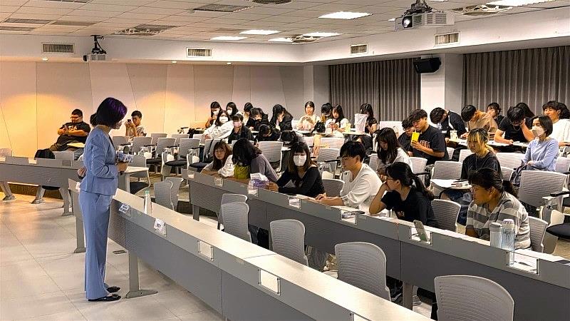 「2026 全民外交研習營」演講尾聲交流熱烈，與會的南臺科大學生與外交部北美司王良玉司長針對台美國際情勢與未來發展進行深度的探討與意見交流。