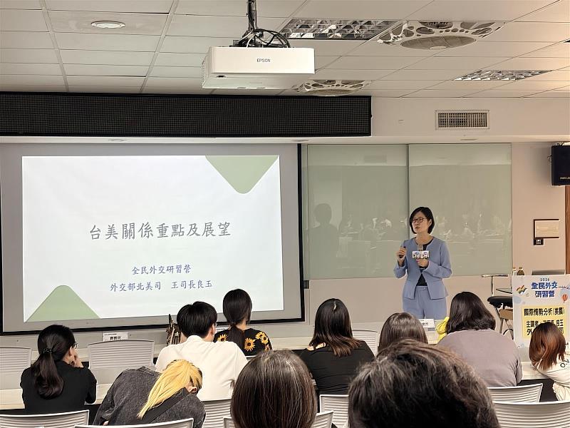 南臺科大舉辦「2026 全民外交研習營」，外交部北美司司長王良玉以「台美關係重點及展望」為題發表專題演講，透過外交最前線的實務視角，帶領師生洞悉台美關係最新進展。