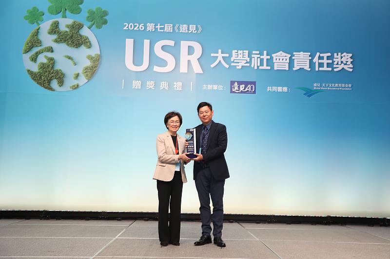 臺科大營建系何嘉浚副教授(右)團隊以「水淨、茶香、人共好：跨域守護翡翠水庫的永續藍圖」榮獲「產業共創組」楷模獎。
