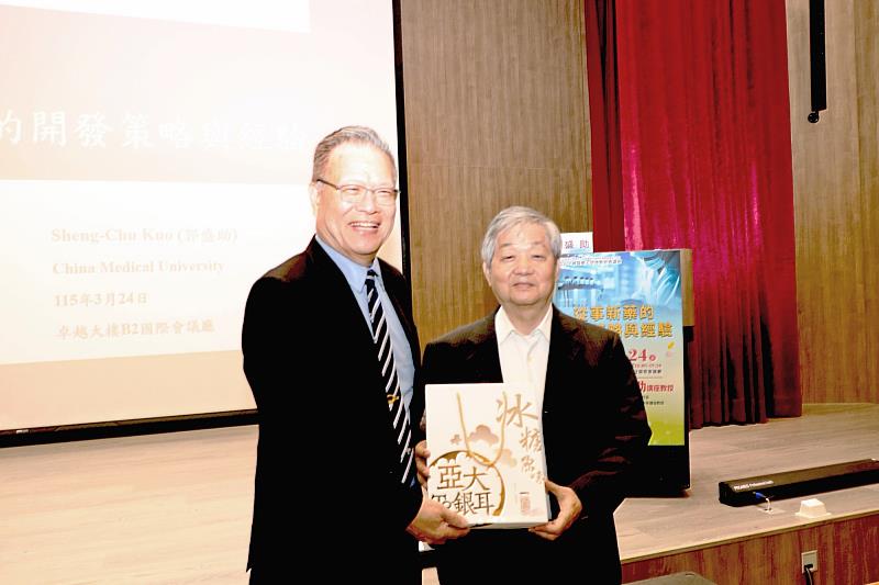 江安世校長致贈郭盛助講座教授禮品。