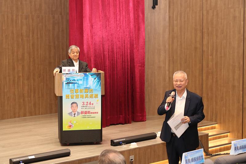林昭庚講座教授主持《博雅經典講座》，介紹台灣研究抗癌新藥先驅郭盛助講座教授。