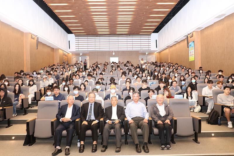 郭盛助講座教授專題演講會場師生前往聆聽踴躍。