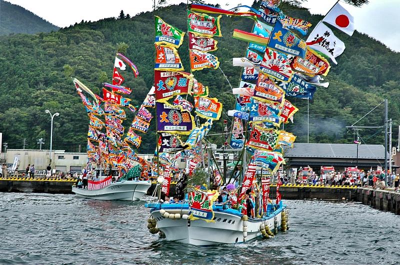 日本宮城縣「女川港祭」 氣勢磅礴海上獅子舞