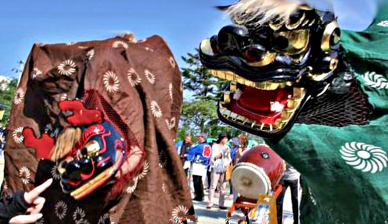 獅子舞是源自於「虎は千里を走り還る」（虎行千里亦千里而歸）的典故，人們希望在海洋中捕魚的家人平安歸來，並祈求漁獲豐收，這份心願被加到了原本的驅邪除魔的祈願之中。