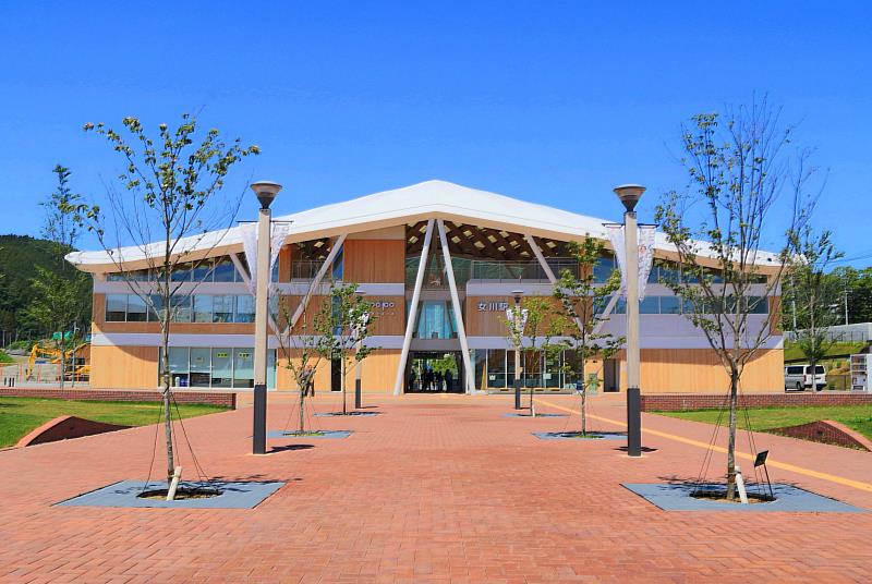 新女川車站由世界知名的建築師坂茂先生設計，車站內還有觀景台和溫泉，車站屋頂形似飛鳥的翅膀，旨在祝福小鎮未來鴻運高照。