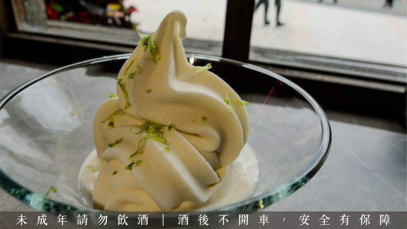 絲滑的冰淇淋點綴著現磨檸檬皮，晶瑩的玻璃杯中承載著「獺祭燒酎」與「台灣純淨乳源」的絕美遇見，細膩呈現如精品般的風味層次。