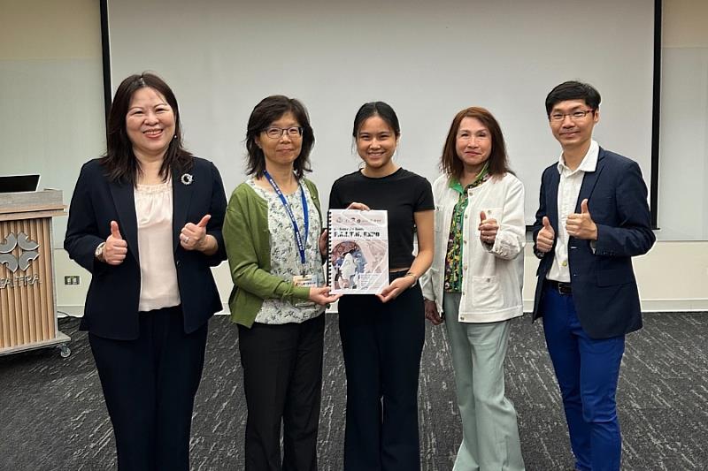逢甲商學院2025 AFECA亞洲會展青年挑戰賽入圍學生國貿系陳薏潔(中)，將以臺中國際會展中心為展會主辦場館所完成之全英文創意商展企劃提案書致贈予臺中國際會展中心。