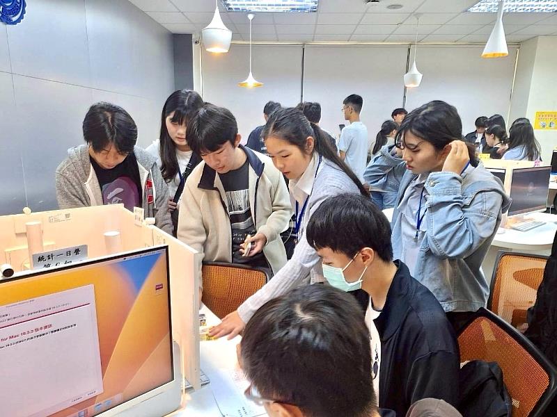 在核心實作環節，營隊精心設計實作任務，「數據尋寶」讓學員透過撲克牌抽樣進行資料蒐集與記錄，並體驗數據生成的情境。