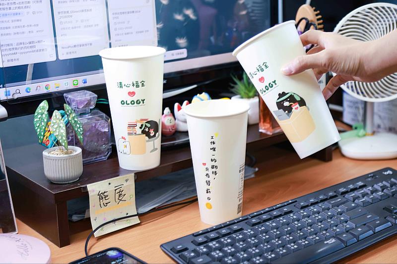 奧樂雞聯名紙杯視覺設計簡潔、卻是情緒滿點，讓人輕易就能從中找到自己的職場心聲。（資料來源：清心福全）