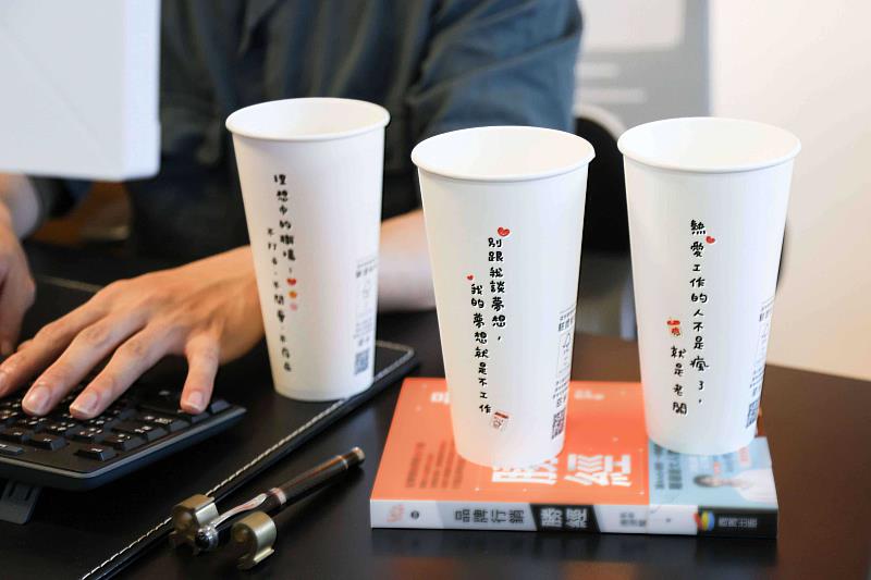 那些對著同事和老闆說不出口的「大實話」，就用奧樂雞聯名紙杯傳達，成為辦公室不用言說的默契密語。（資料來源：清心福全）