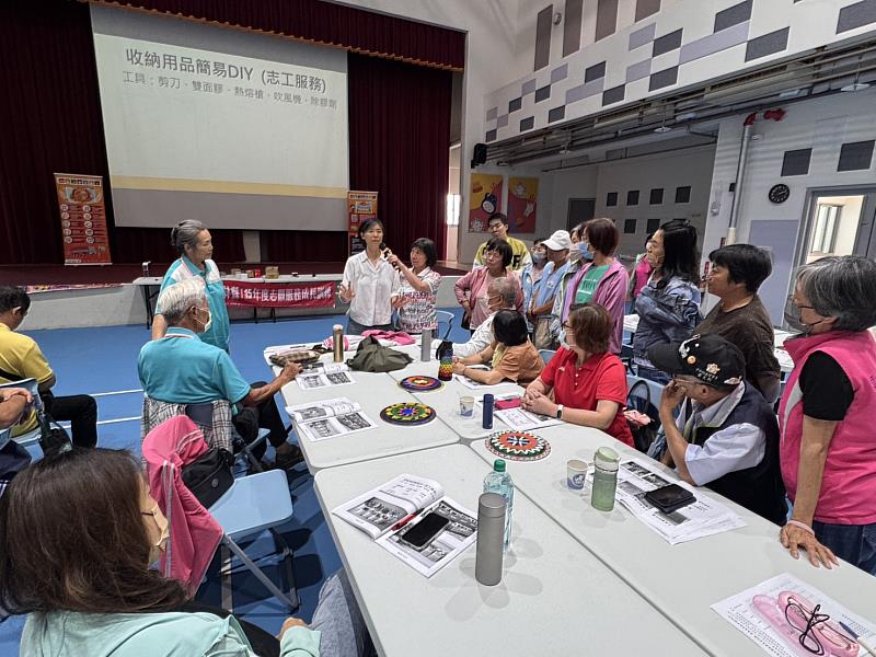 李秋憙專業整理師教導志工收納用品簡易DIY。