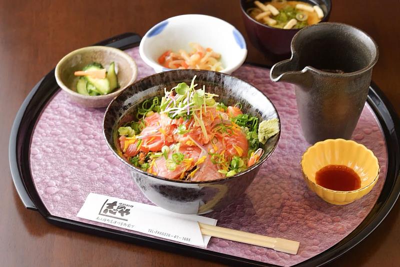 南三陸町以銀鮭養殖發源地而聞名，自1975年在志津川灣開始養殖，其特色是脂質與鮮味的平衡極佳， 僅在捕撈期間的春季到初夏才能品嚐得到。