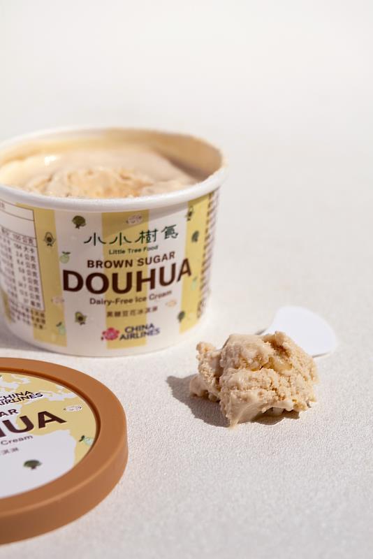 華航攜手米其林綠星與必比登推薦「小小樹食」推出機上最新蛋奶素蔬食餐點，古早味的「黑糖豆花純素冰淇淋」將在限定期間與航點登場。