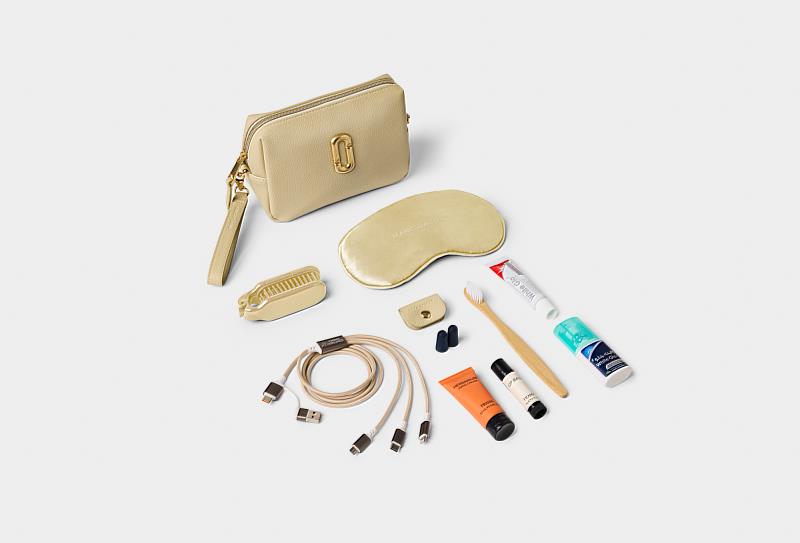 華航全新旅行包內皆附Marc Jacobs品牌眼罩與整線器，並搭配 FRAMA 清新植萃養護用品，展現設計美學與永續理念的巧妙平衡。
