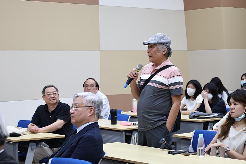 中山醫大校友、同時也是蔡嘉哲教授的同窗好友陳萬得醫師到場聆聽，並回饋感想。
