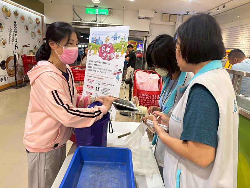 民眾攜廢平板電腦來回收。