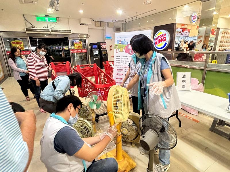 工作人員檢視民眾回收之廢電扇。