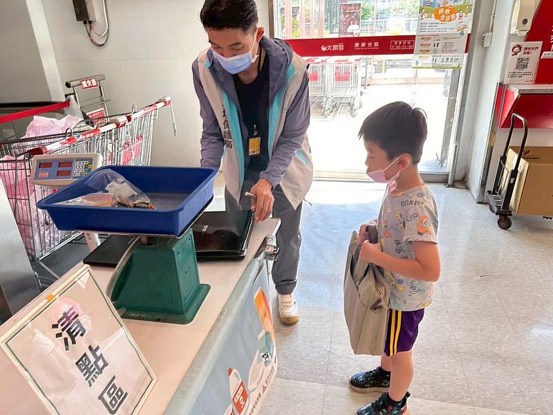 幼童攜家中廢筆電來回收。