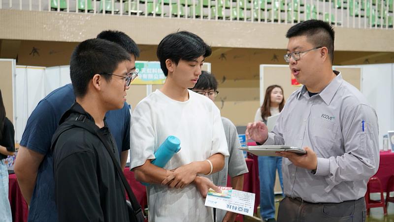 廠商向學生介紹職缺。
