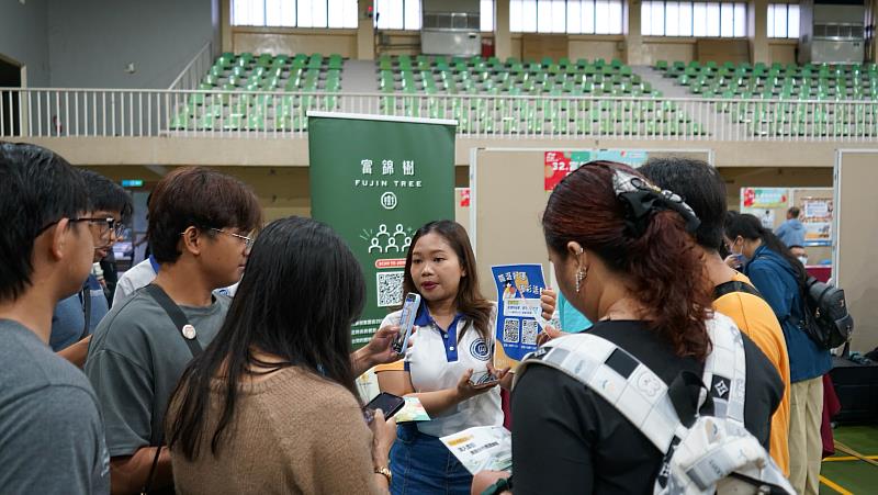 廠商向學生說明活動內容。