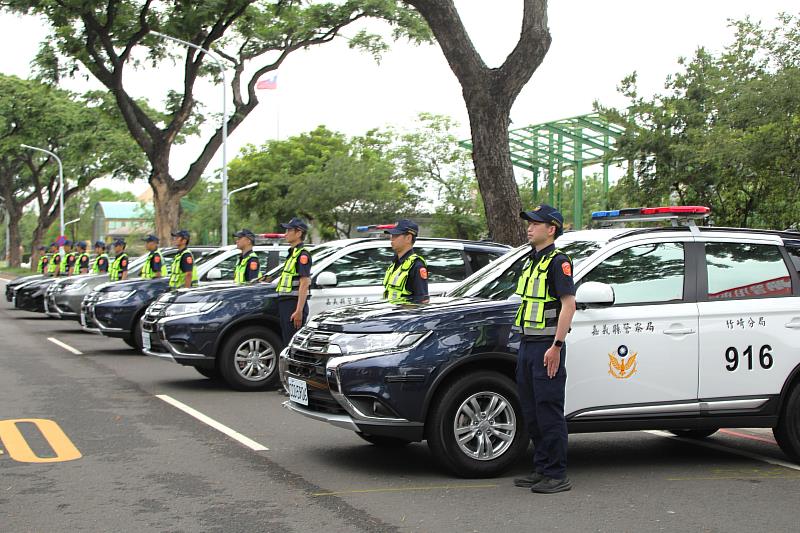 嘉義縣警力再升級 翁縣長校閱各式全新警用車輛