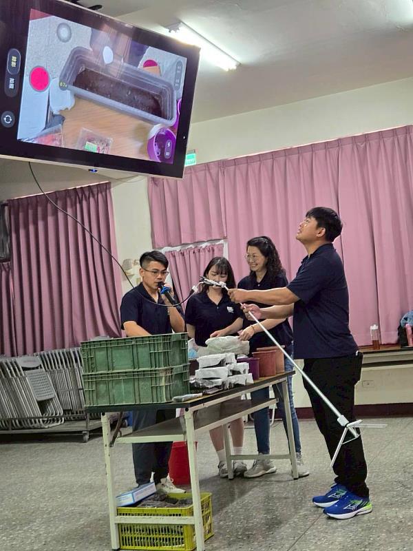 崑大企管碩專班同學進行解說及示範。