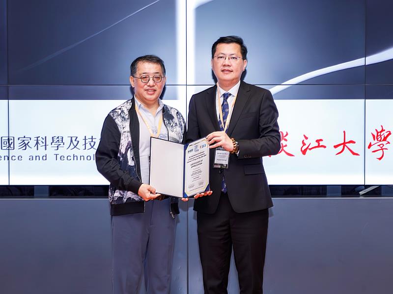 ICEIB 2026大會主席廖書漢（右）頒發感謝狀給教育部國家講座主持人張俊彥（左）。（圖／淡江大學提供）