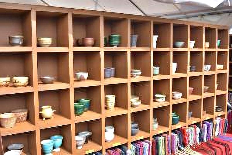 由不同窯元創作的清酒杯，每一件作品都在方寸之間展現了獨特的細節。