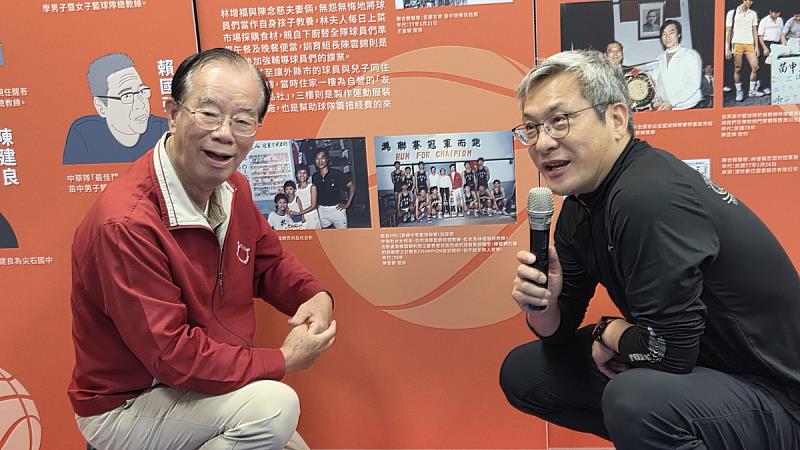 圖5 陳雲錦助理教練(左)與黃萬隆教練(右)觀展時分享球隊團結一心為冠軍而跑的心路歷程