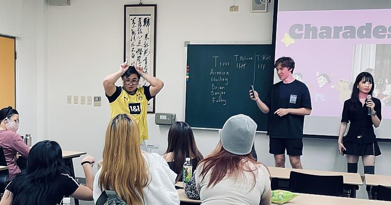 國際生Tim（中）與Sanjar（左）和國際學程Hailey（右）引導高雄校區學生進行CHARADES活動。