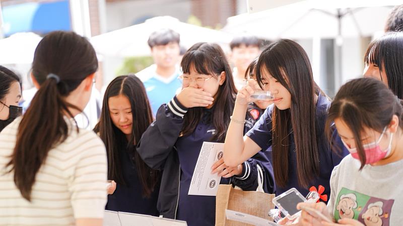 學務處精心規劃的「心靈轉運站」情緒闖關活動，透過互動體驗引導學生覺察情緒、紓解壓力，深化社會情緒學習，現場參與踴躍。（圖／中信科大提供）