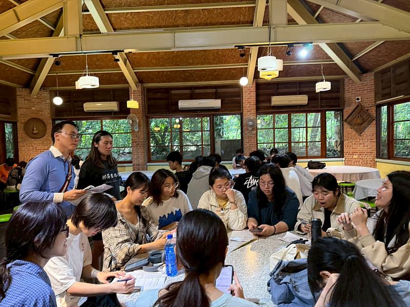 學生與馬太鞍休閒農業區理事長朱湘榕交流，以確保導覽文本涵括在地文化脈絡。