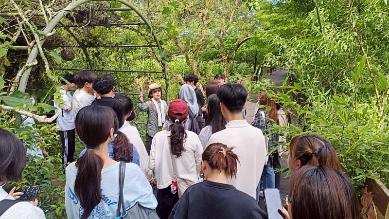 導覽老師介紹馬太鞍濕地生態與水柳區螢火蟲棲地特色。