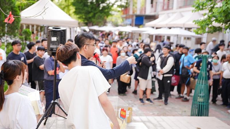 現場舉辦有獎徵答與摸彩活動，吸引師生熱情參與，為市集增添驚喜與歡樂氛圍。（圖／中信科大提供）
