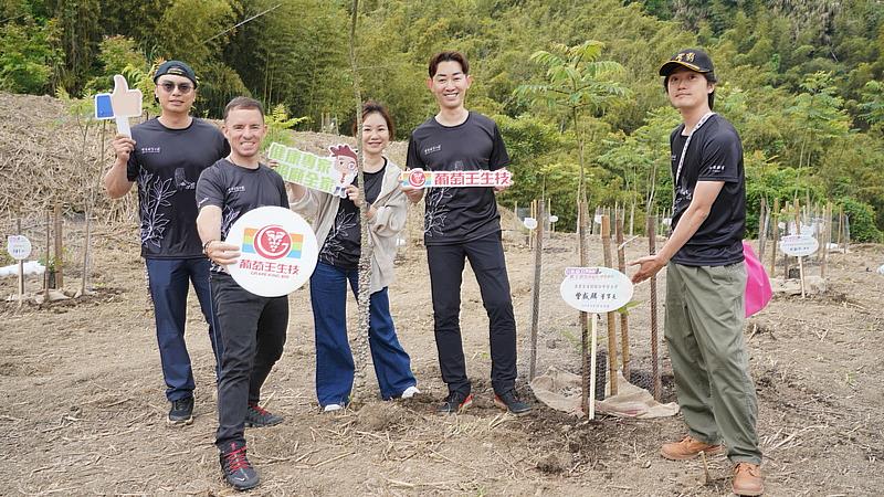 葡萄王生技董事長（右2）、永續長（左2）率團隊參加「公私協力護國蝶，攜手部落新篇章」植樹活動。