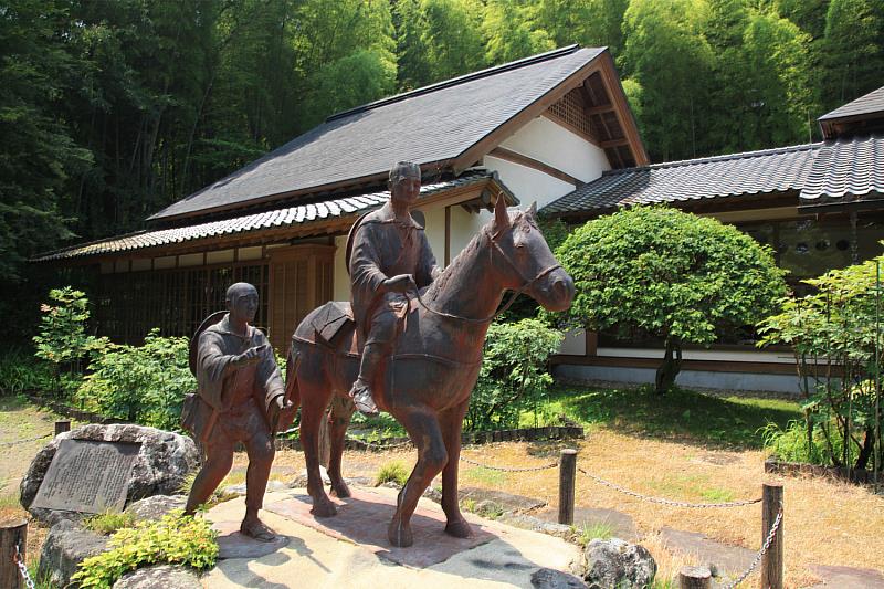 松尾芭蕉與曾良舊識受到浄法寺桃雪邸跡的主人浄法寺圖書（俳號桃雪）的邀請來到這裡住了8晚。